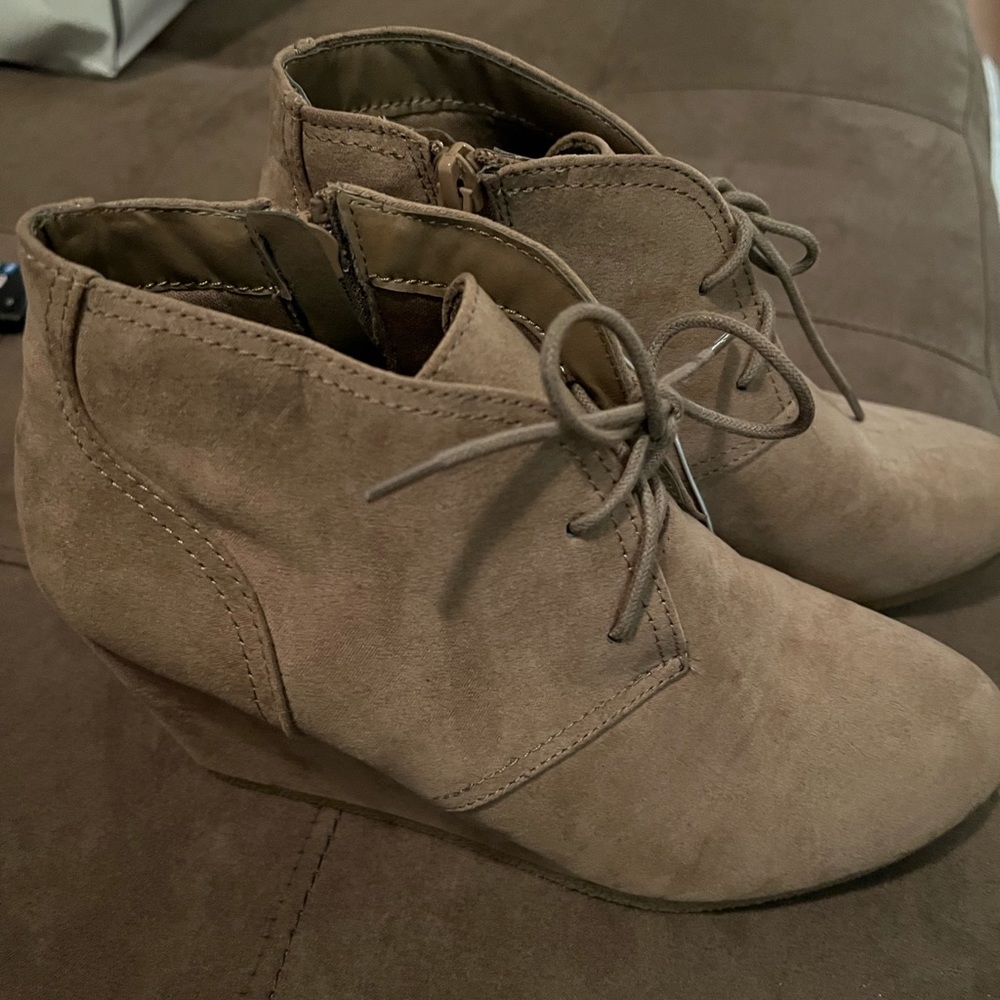 NWT Universal Thread Booties Size 7.5